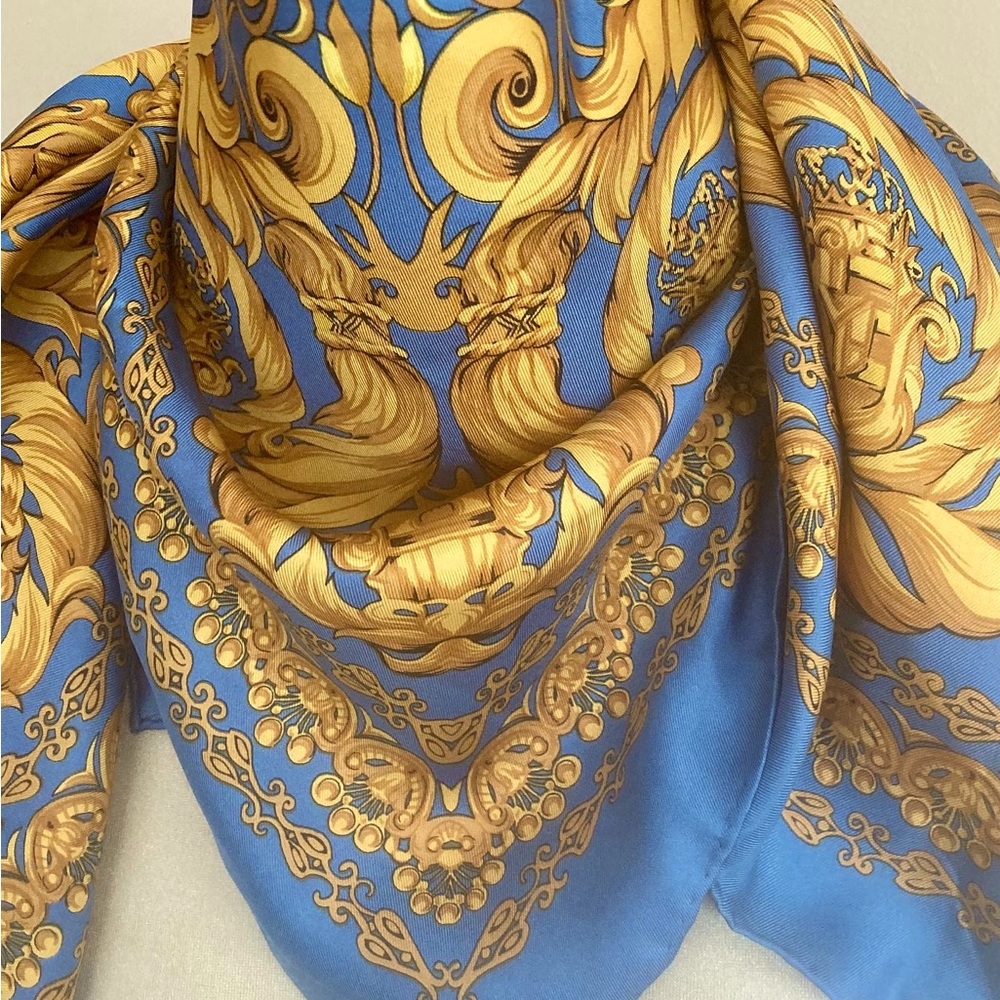 24  inch Carre in 100% silk with Rolled hems.